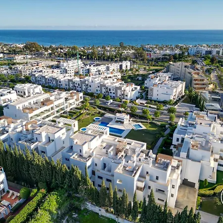 Vivi Homes - Sublime Close To The Beach, Garden, Pool & Hot Tub Апартаменты *