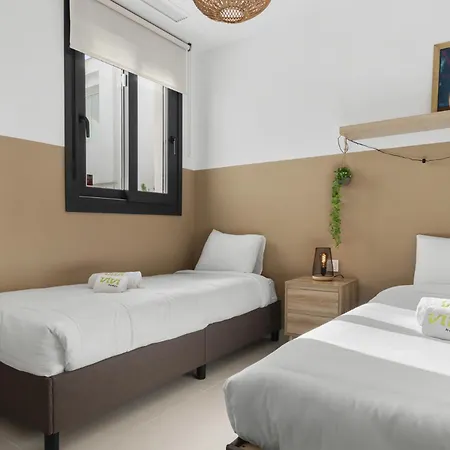 Vivi Homes - Sublime Close To The Beach, Garden, Pool & Hot Tub Apartment