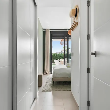 Vivi Homes - Sublime Close To The Beach, Garden, Pool & Hot Tub Апартаменты *