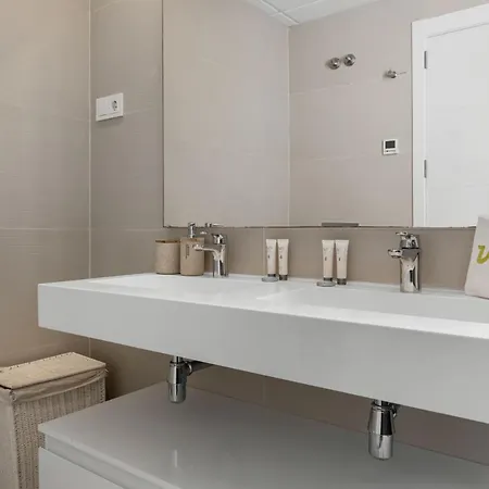 Vivi Homes - Sublime Close To The Beach, Garden, Pool & Hot Tub * Эстепона
