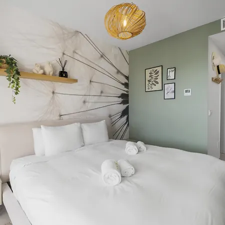 Vivi Homes - Sublime Close To The Beach, Garden, Pool & Hot Tub Апартаменты *