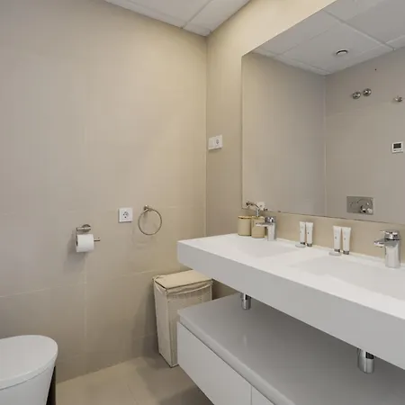 Апартаменты Vivi Homes - Sublime Close To The Beach, Garden, Pool & Hot Tub Эстепона