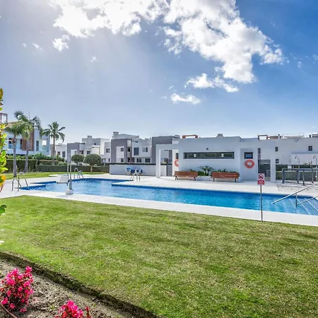 Апартаменты Vivi Homes - Sublime Close To The Beach, Garden, Pool & Hot Tub *