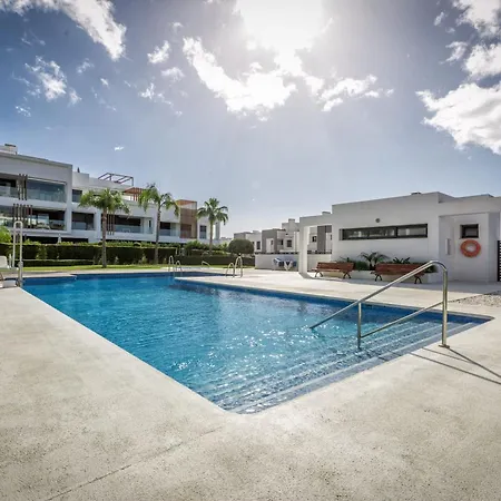 Vivi Homes - Sublime Close To The Beach, Garden, Pool & Hot Tub