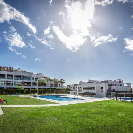 Vivi Homes - Sublime Close To The Beach, Garden, Pool & Hot Tub Апартаменты *