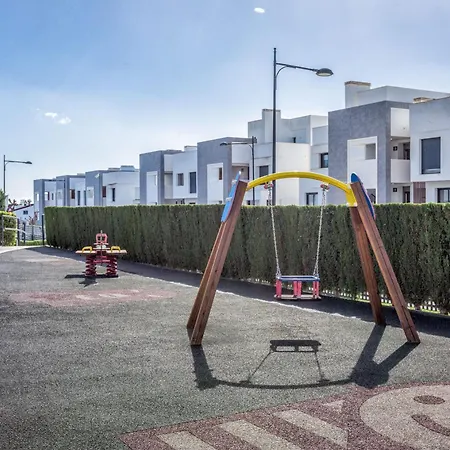 Апартаменты Vivi Homes - Sublime Close To The Beach, Garden, Pool & Hot Tub